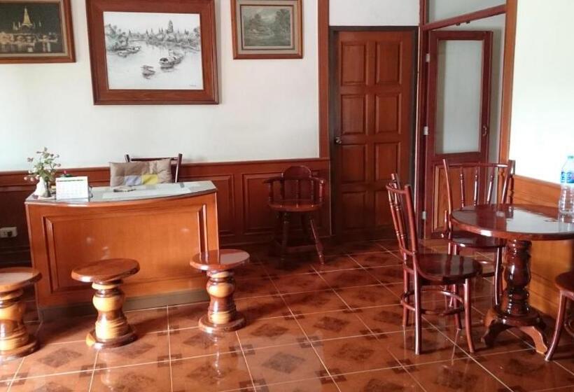 تختخواب و صبحانه Chantana House Ayutthaya