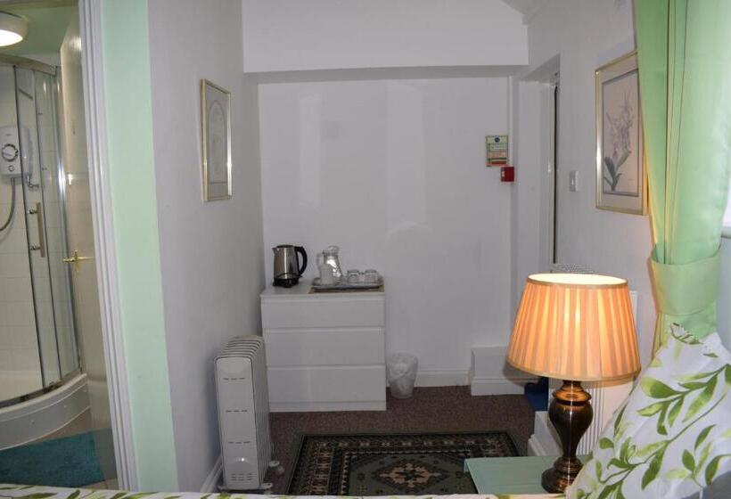 Gatwick Castle B&b