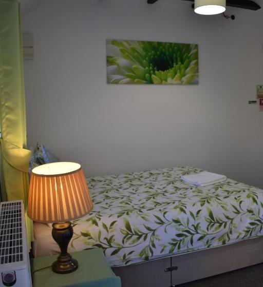Gatwick Castle B&b