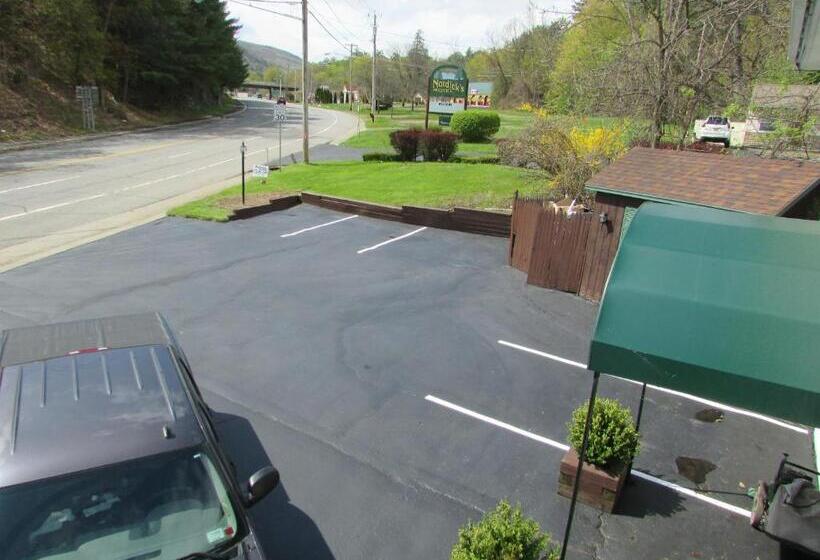 مُتل The Lake George Inn
