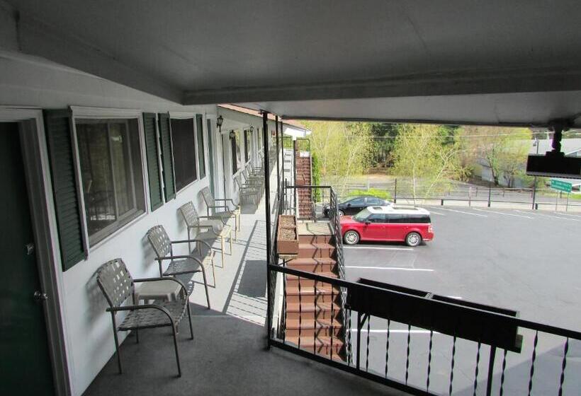 مُتل The Lake George Inn