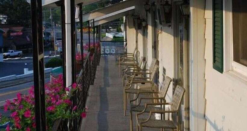 مُتل The Lake George Inn