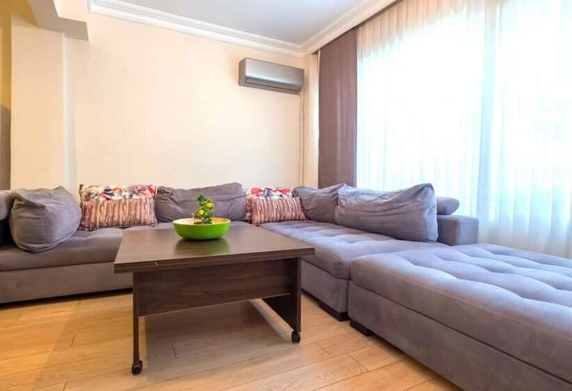 Flat With Garden Close To Coast In Uskudar
