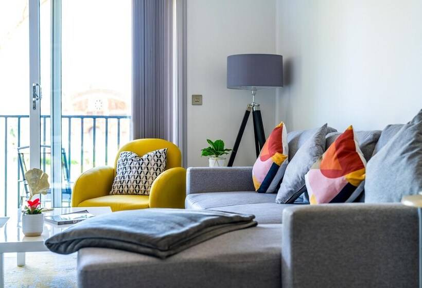 Ash View Place 3 Heathrow Thorpe Park Free Parking