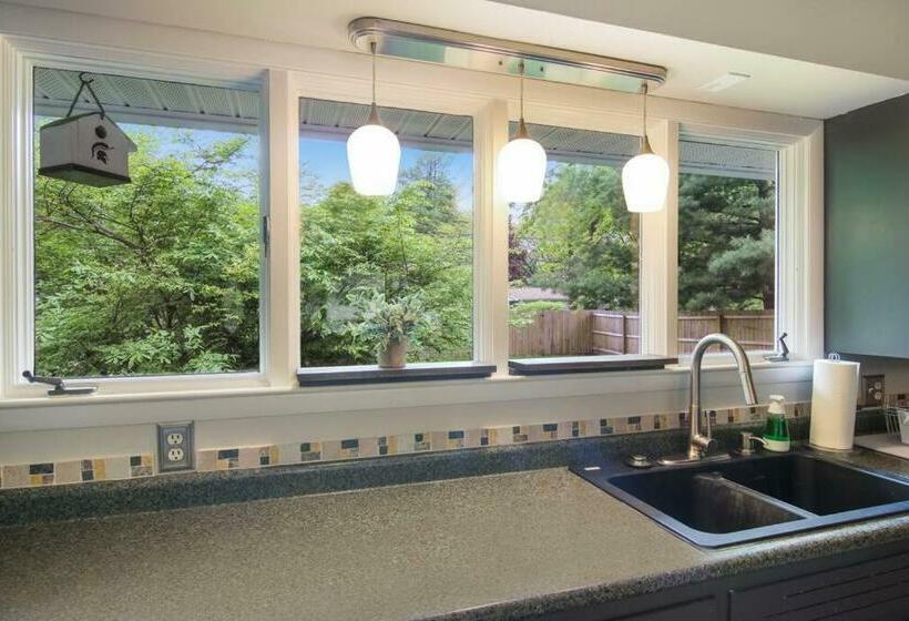 3 Min To Beach, Game Room, Hot Tub & Firepit