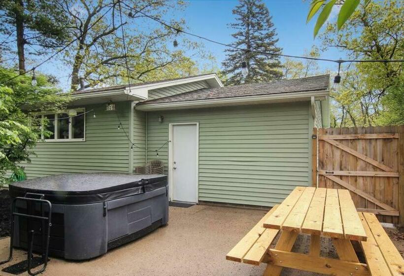3 Min To Beach, Game Room, Hot Tub & Firepit
