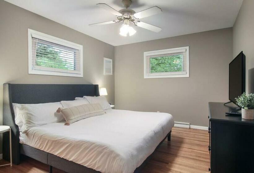 3 Min To Beach, Game Room, Hot Tub & Firepit