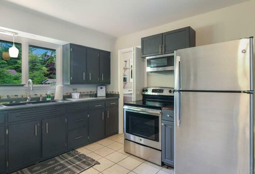 3 Min To Beach, Game Room, Hot Tub & Firepit