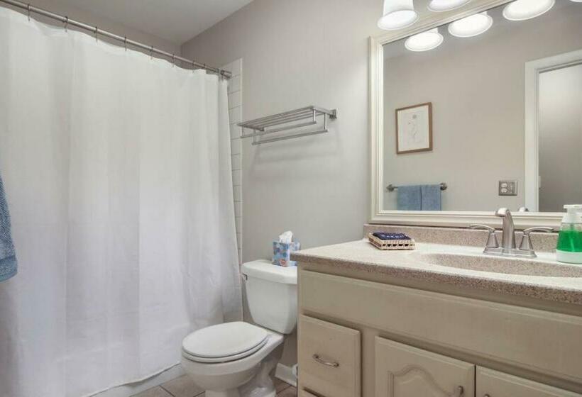 3 Min To Beach, Game Room, Hot Tub & Firepit