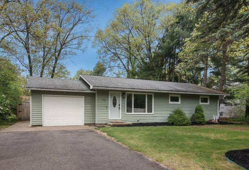 3 Min To Beach, Game Room, Hot Tub & Firepit