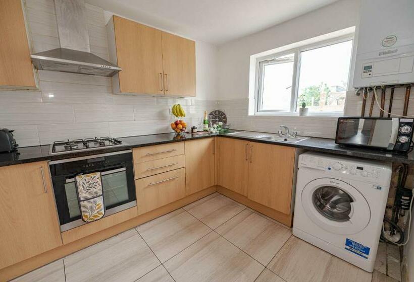 Beautiful 4 Bedrooms House, 7 Walk To Train Station