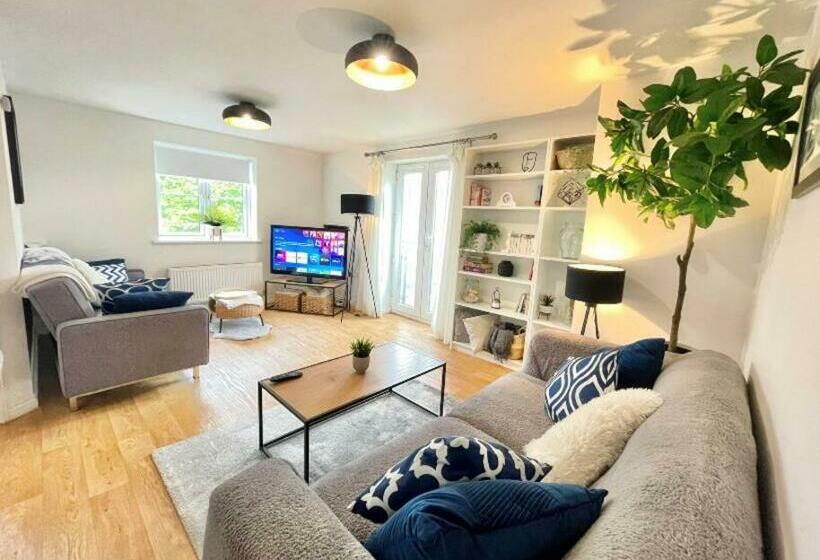 Lovely 2 Bedroom Bristol Apartment. Free Parking
