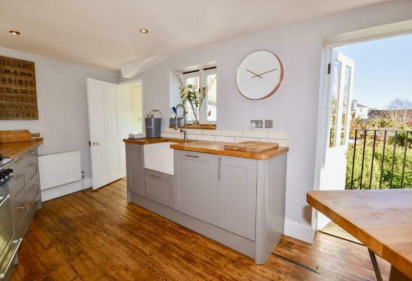 Vernon House Sleeps 8 In Old Cowes