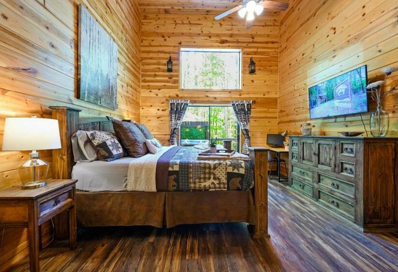 Hickory Bear   Cabin Surrounded By Pines, Sleeps 10, Hot Tub, Fire Pit, Arcade, Foosball Table & Dec