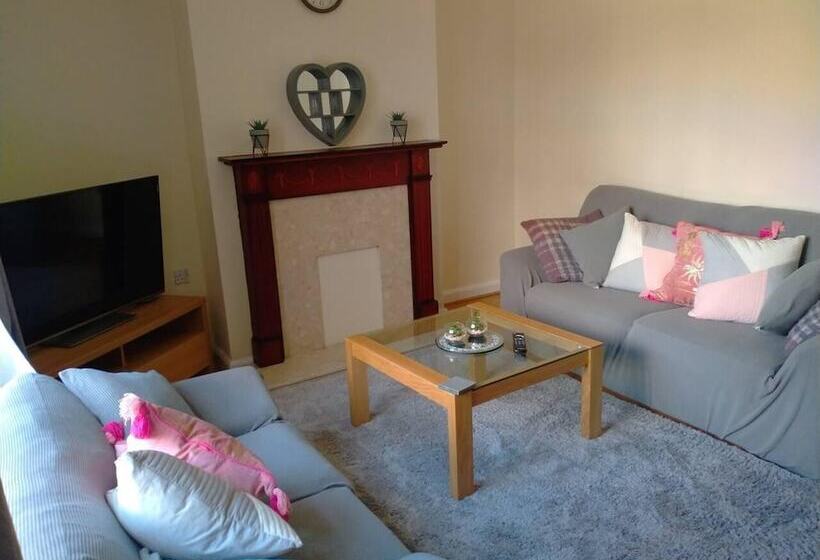 Spacious 3bed House In Walsall With Parking Onsite