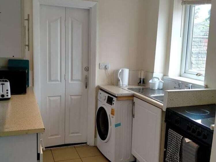 Spacious 3bed House In Walsall With Parking Onsite