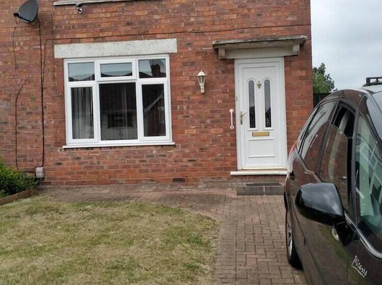 Spacious 3bed House In Walsall With Parking Onsite