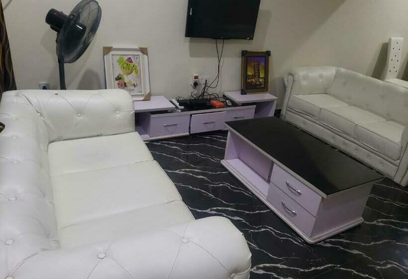 Deluxe 3 Br Apartment With Free Wifi