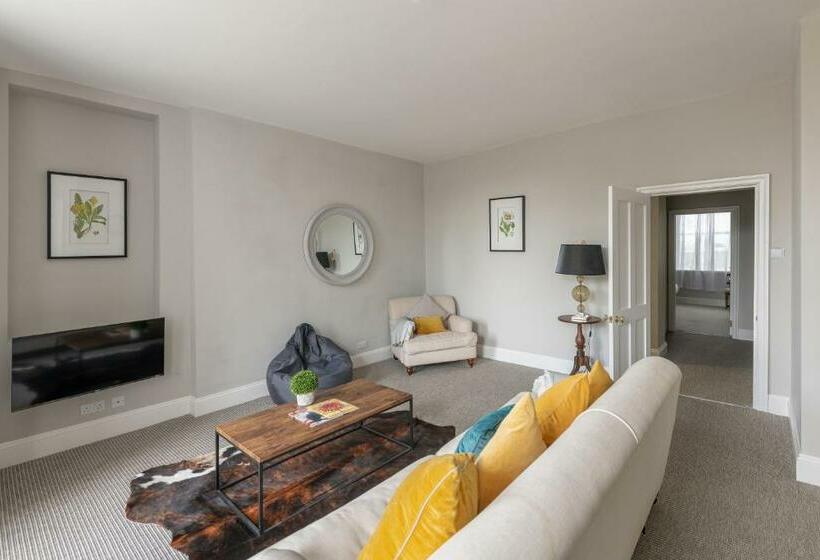 Georgian 2 Bed Apartment With 3 Bathrooms And Parking