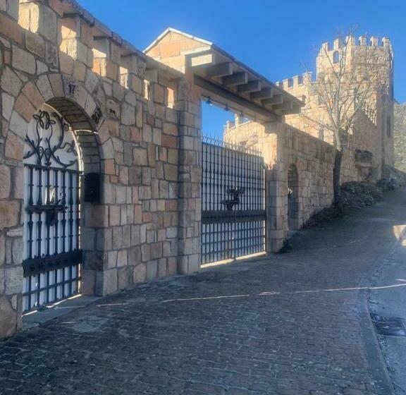 Magnífico Castillo Privado, Elevado En La Roca