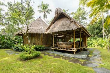 Pondok Indah 2 Bds Eco Bamboo House, Garden