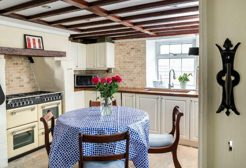 The Old Post Office   Spacious 4 Bed House!