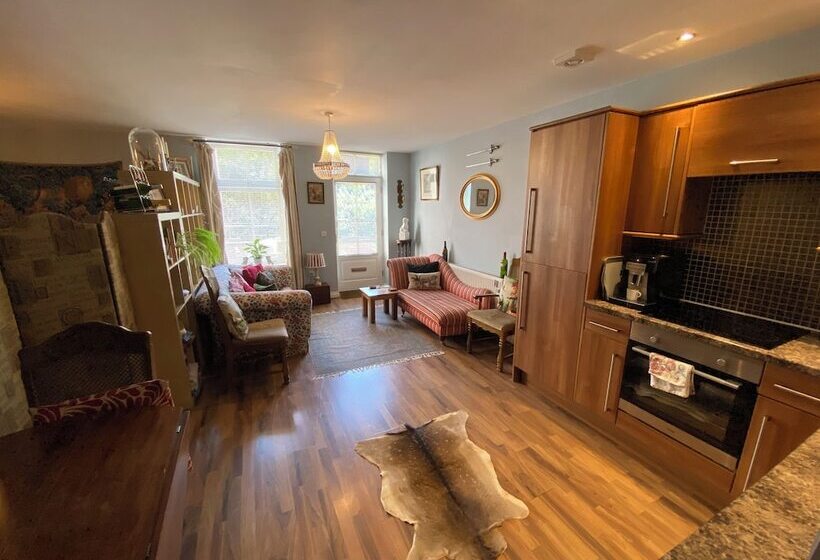 Beautiful Town Centre Apartment By River And Station