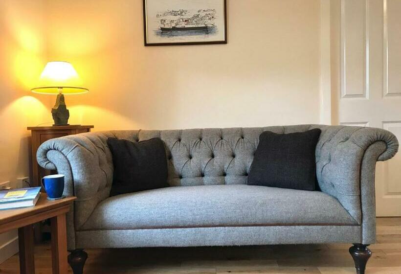 10 Berisay Place