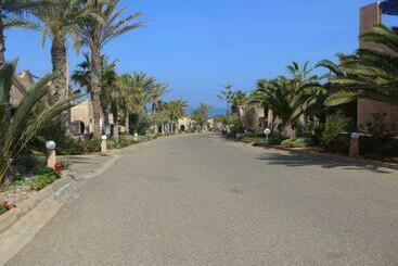 Villa De Standing   Piscine   Mer   Boulodrome   Tennis