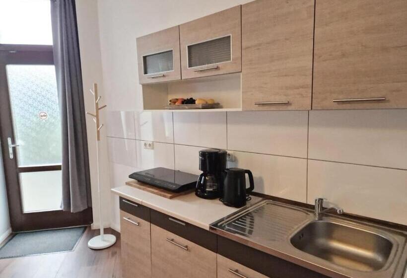 City Studio Apartment For 4, Near Sonnenallee