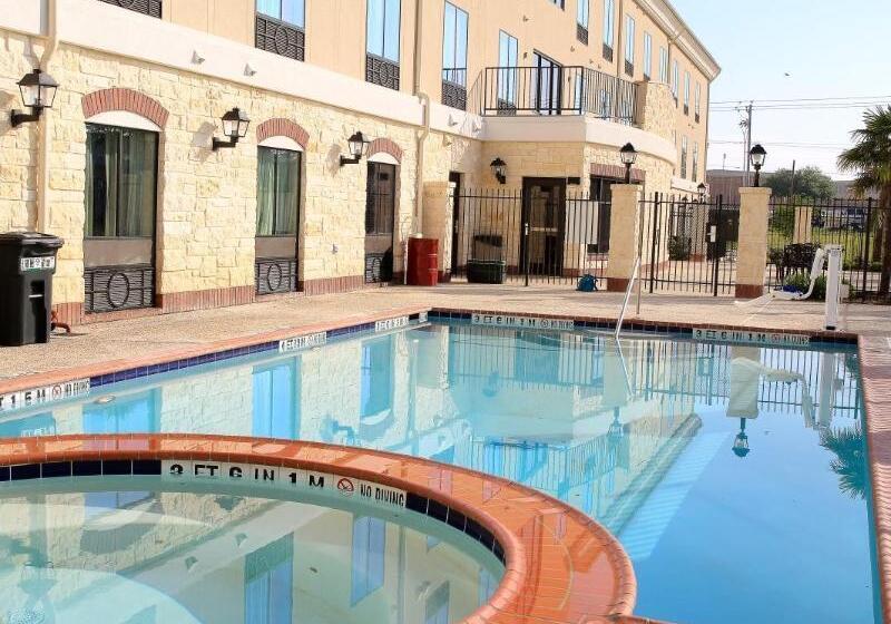 בית מלון כפרי Holiday Inn Express & Suites Floresville By Ihg