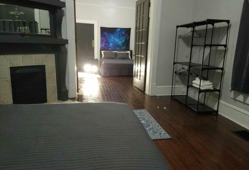 호스텔 One Queen Bed Suite With Full House Amenities Rm 2
