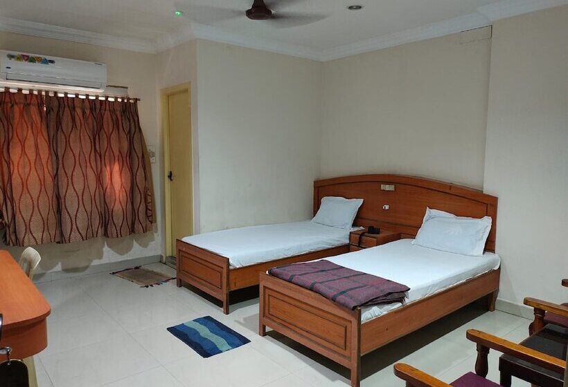 فندق Geetha International