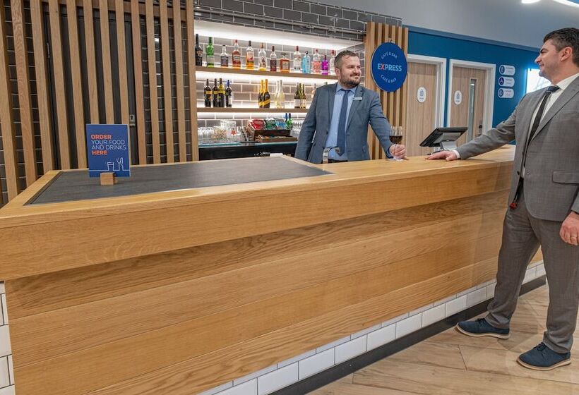 هتل Holiday Inn Express Fleet By Ihg