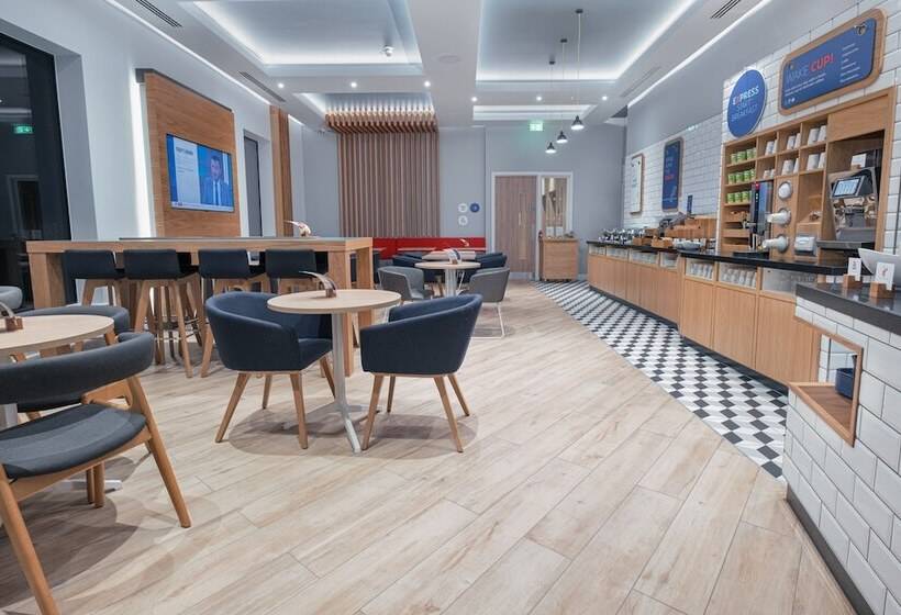 هتل Holiday Inn Express Fleet By Ihg