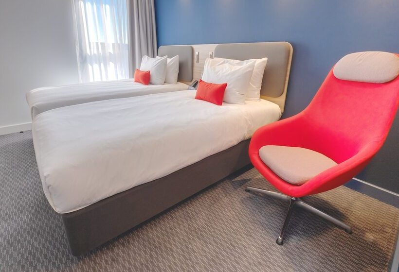 هتل Holiday Inn Express Fleet By Ihg