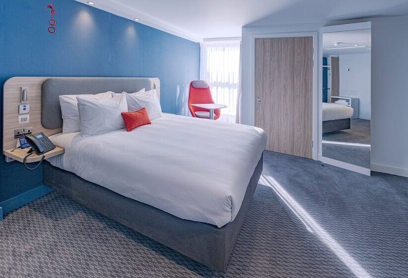 هتل Holiday Inn Express Fleet By Ihg