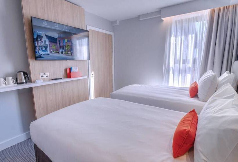 هتل Holiday Inn Express Fleet By Ihg