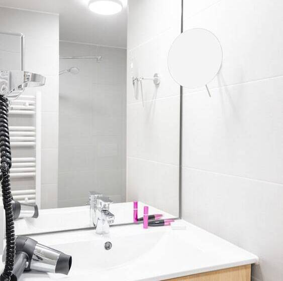 هتل Residhome Paris Senart