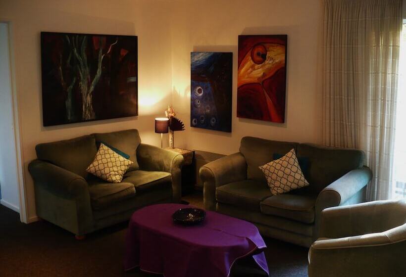 هتل Christchurch City & Country Cottages   Nut Point Cottage