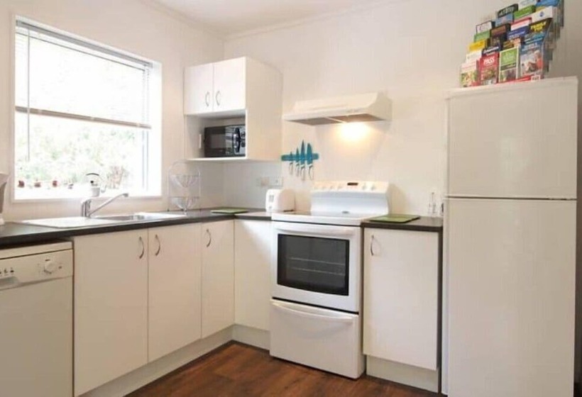 هتل Christchurch City & Country Cottages   Nut Point Cottage