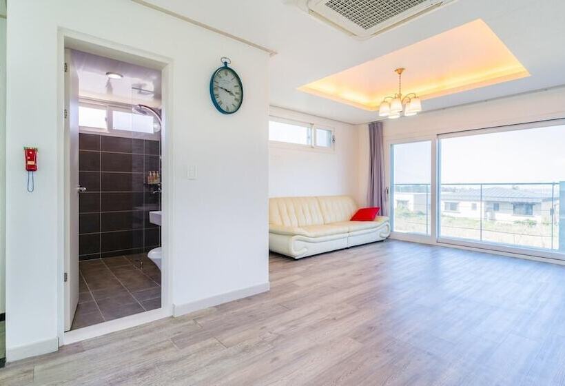 Jeju Byeoleuldameunbaramarae Pension