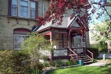 هتل Manderley Bed And Breakfast