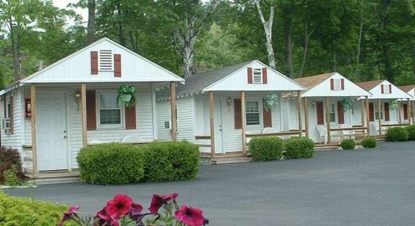 Seven Dwarfs Motel & Cabins