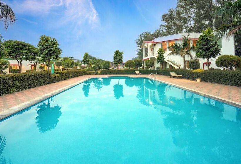 هتل Corbett Holiday Forest Resort