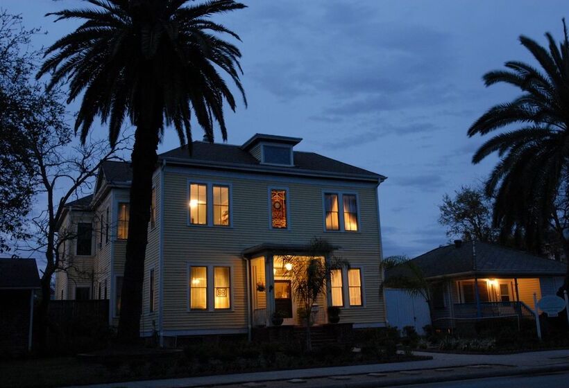 هتل Coastal Dreams Bed & Breakfast