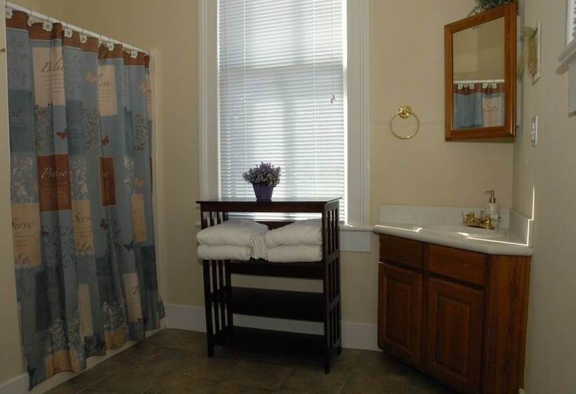 هتل Coastal Dreams Bed & Breakfast