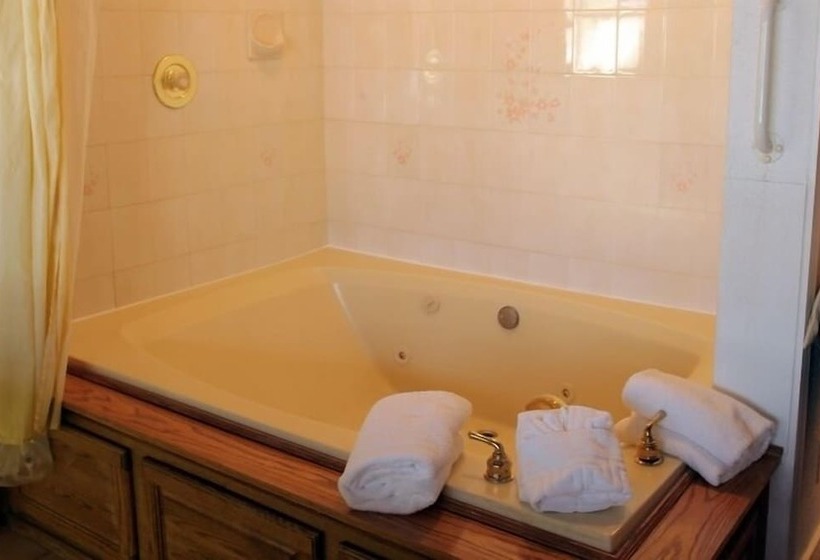 فندق Sybaris Pool Suites Mequon