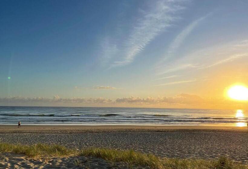 هتل Beachcomber Peregian Beach
