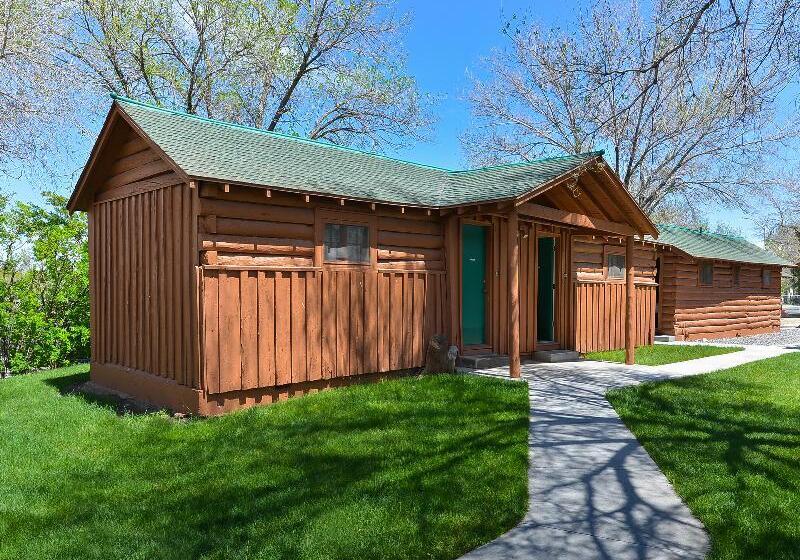 هتل Buffalo Bill Cabin Village